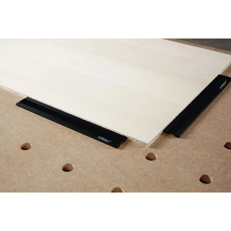 Перегородка для деревообработки с регулируемой фиксирующей пластиной блока