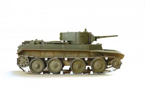 Сборная модель Zvezda Советский лёгкий танк БТ-7 масштаб 1/35