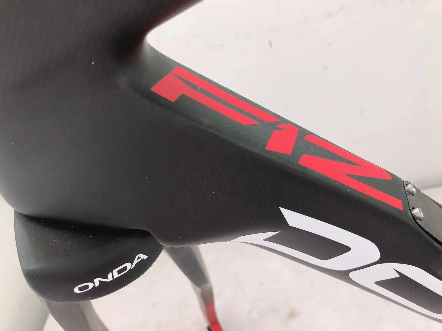 

2021 Hot selling F12 carbon road bike frame BSA threaded bottom 1K black matte red glossy color 700C carbon road bicycle framese