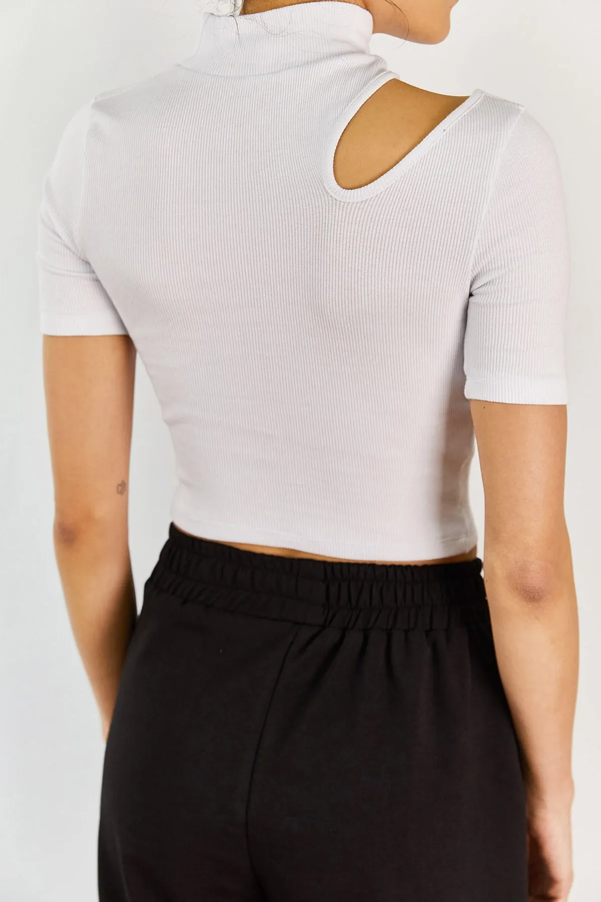 

Turtleneck Low-cut Blouse T-SHIRT DESIGNED WITH QUALITY FABRIC