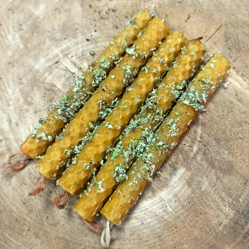 Свеча из вощины с Мать-и-Мачехой (Любовь и здоровье) | Дом сад