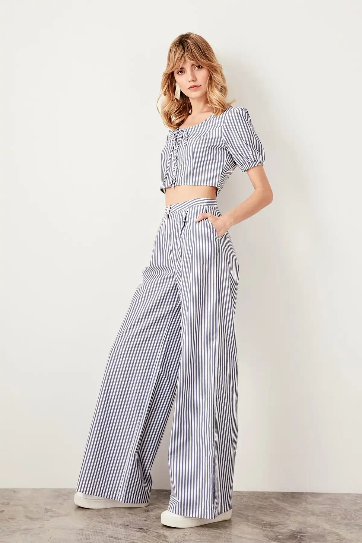 Trendyol брюки в полоску цвета индиго TWOSS19XB0148 | Женская одежда