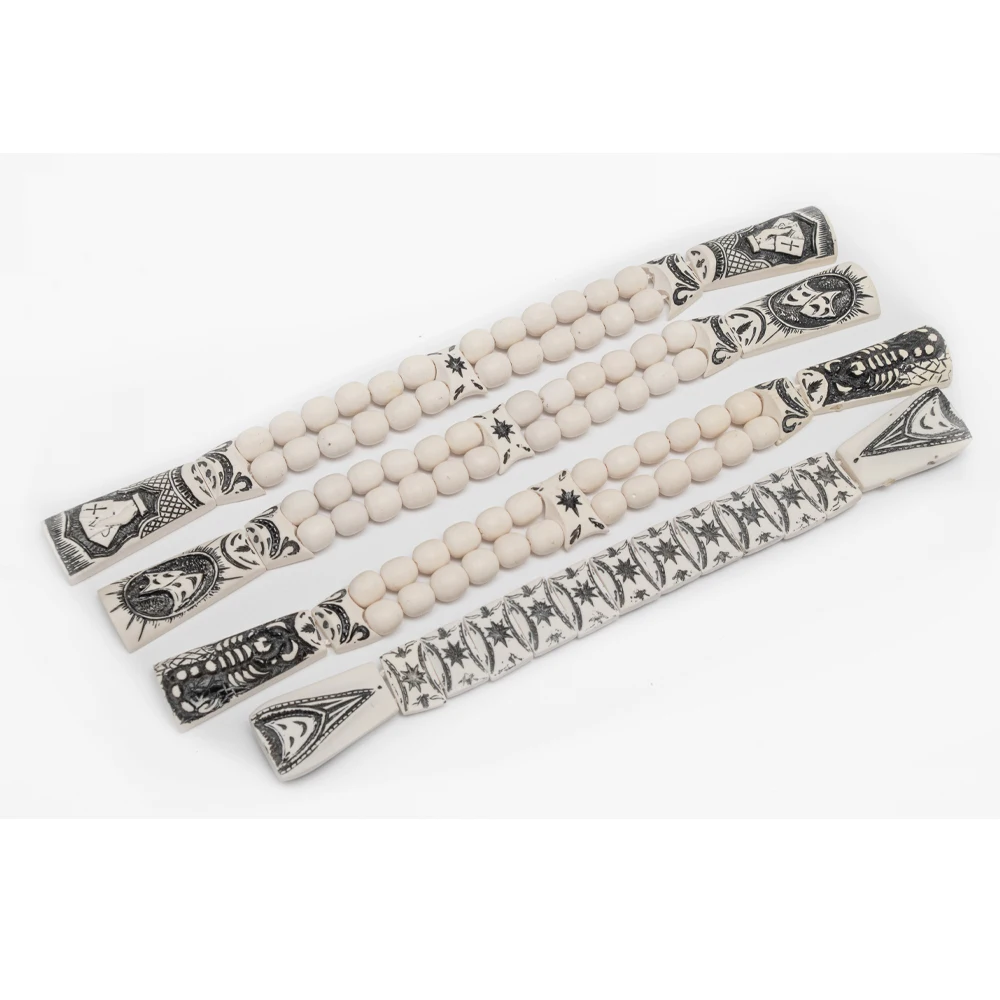 Мужской подарок - розарий-брелок на руке.