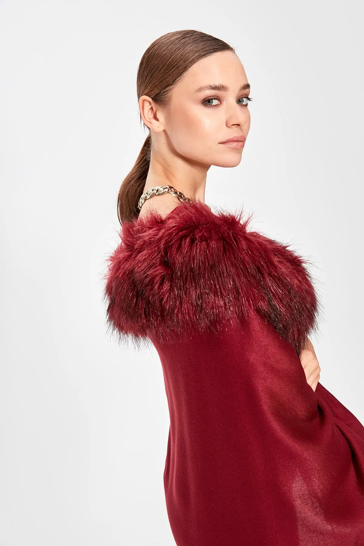 Trendyol бордовая шаль с меховым воротником TPRAW20SL0003 |