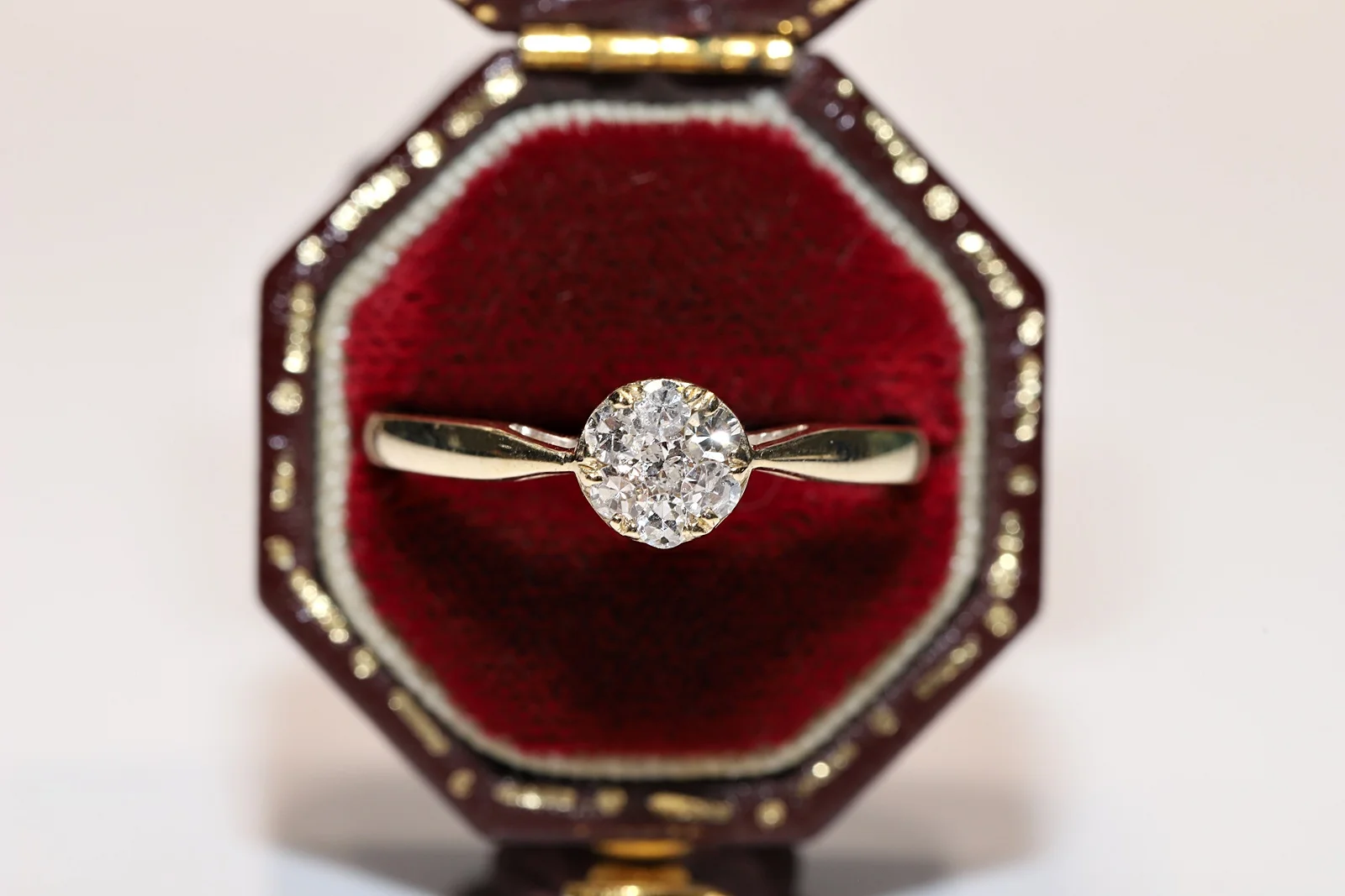 

Оригинальное Винтажное кольцо-солитер из 9 карат золота с натуральными бриллиантами