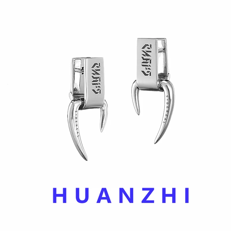 

HUANZHI 2022 Новинка Хип-хоп крутые рога в форме серебряного цвета треугольные шипы маленькие серьги-гвоздики унисекс серьги Y2k ювелирные издели...