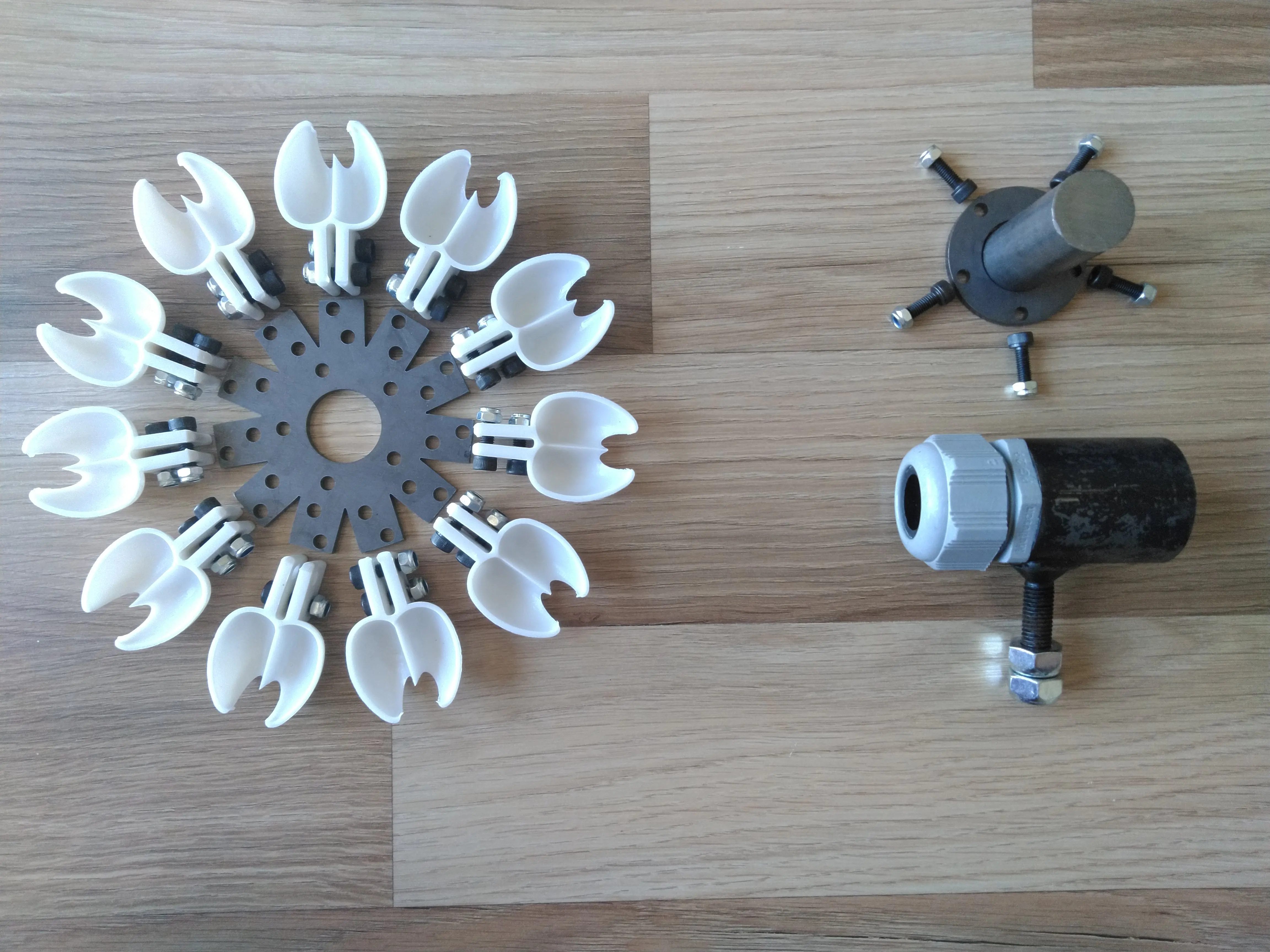 Водяное турбинное колесо Pelton с 11 пластиковыми ложками внешний диаметр = 165 мм и 6 50