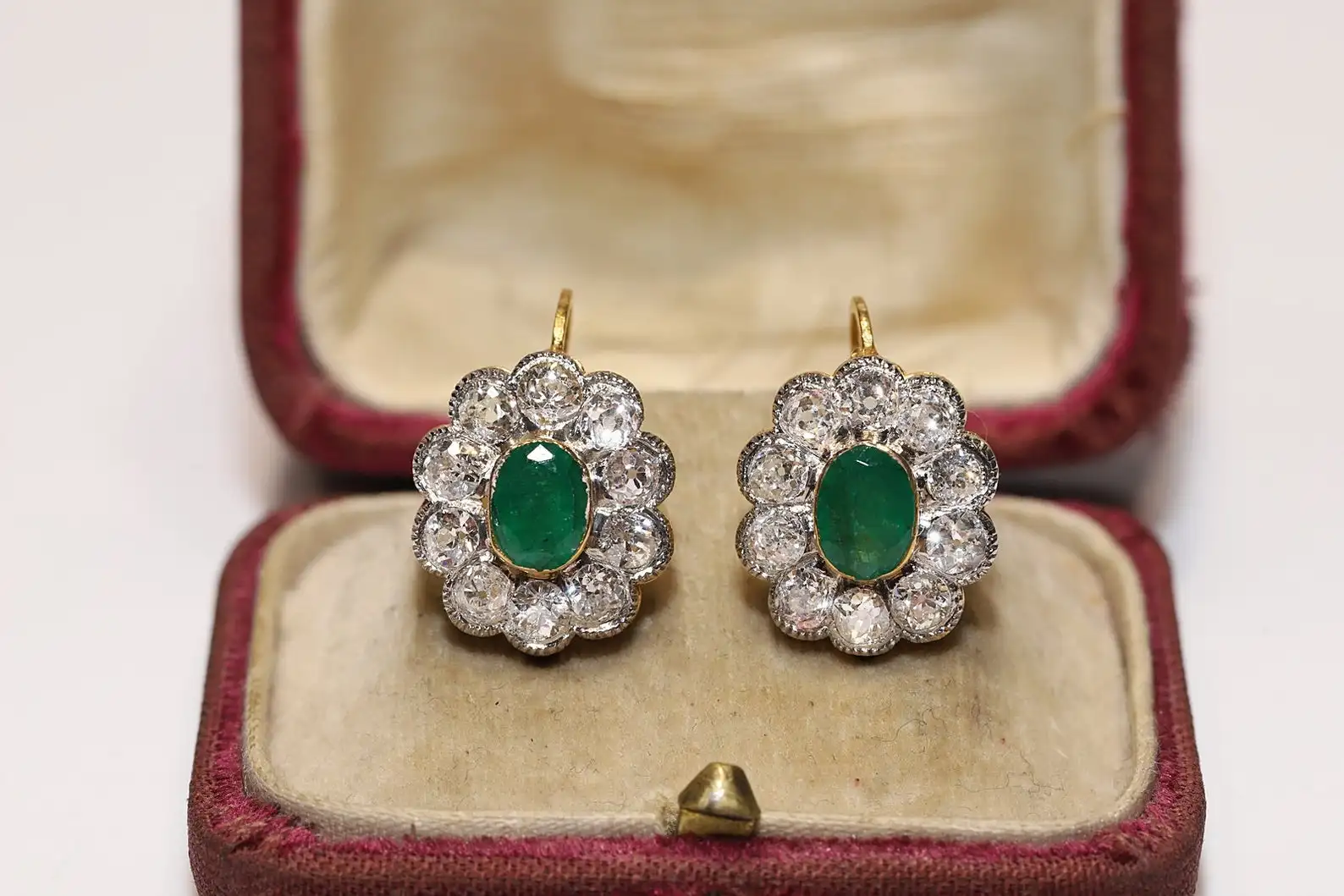 

Vıctorıan Style New Made 14k Gold Natural Diamond And Emerald Stone Decorated Pretty Earring