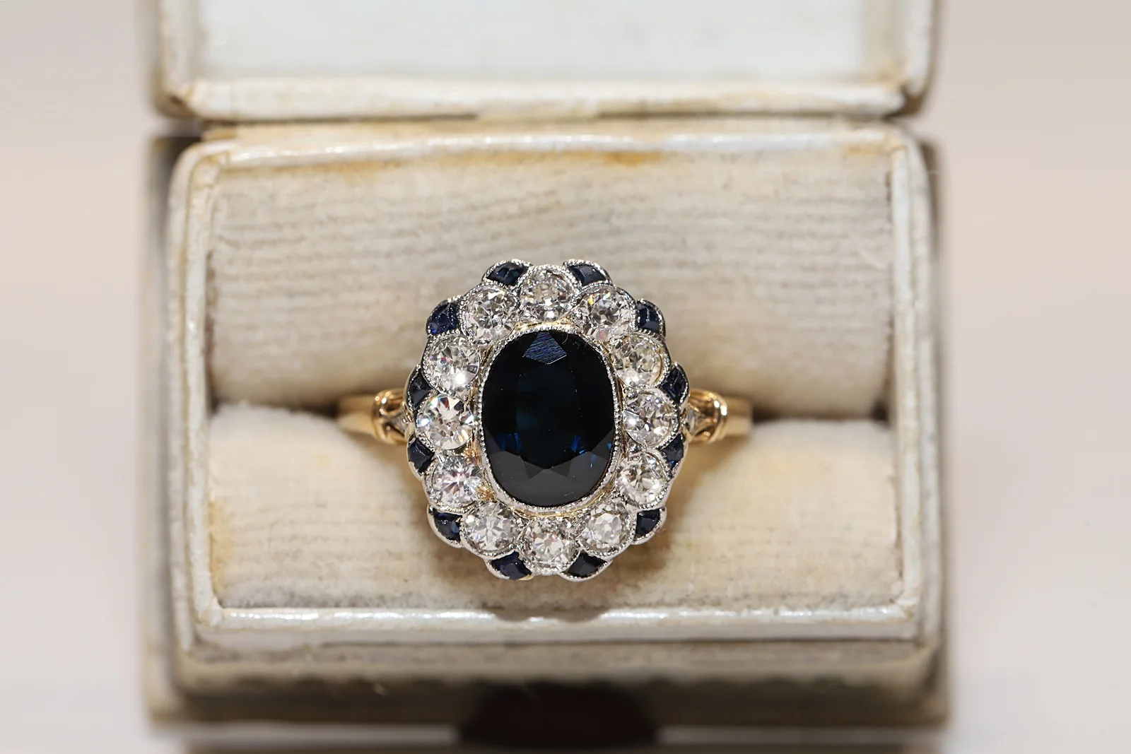 

Perfect Antique Art Deco 18k Gold Natural Diamond And Sapphire Decorated Pretty Ring