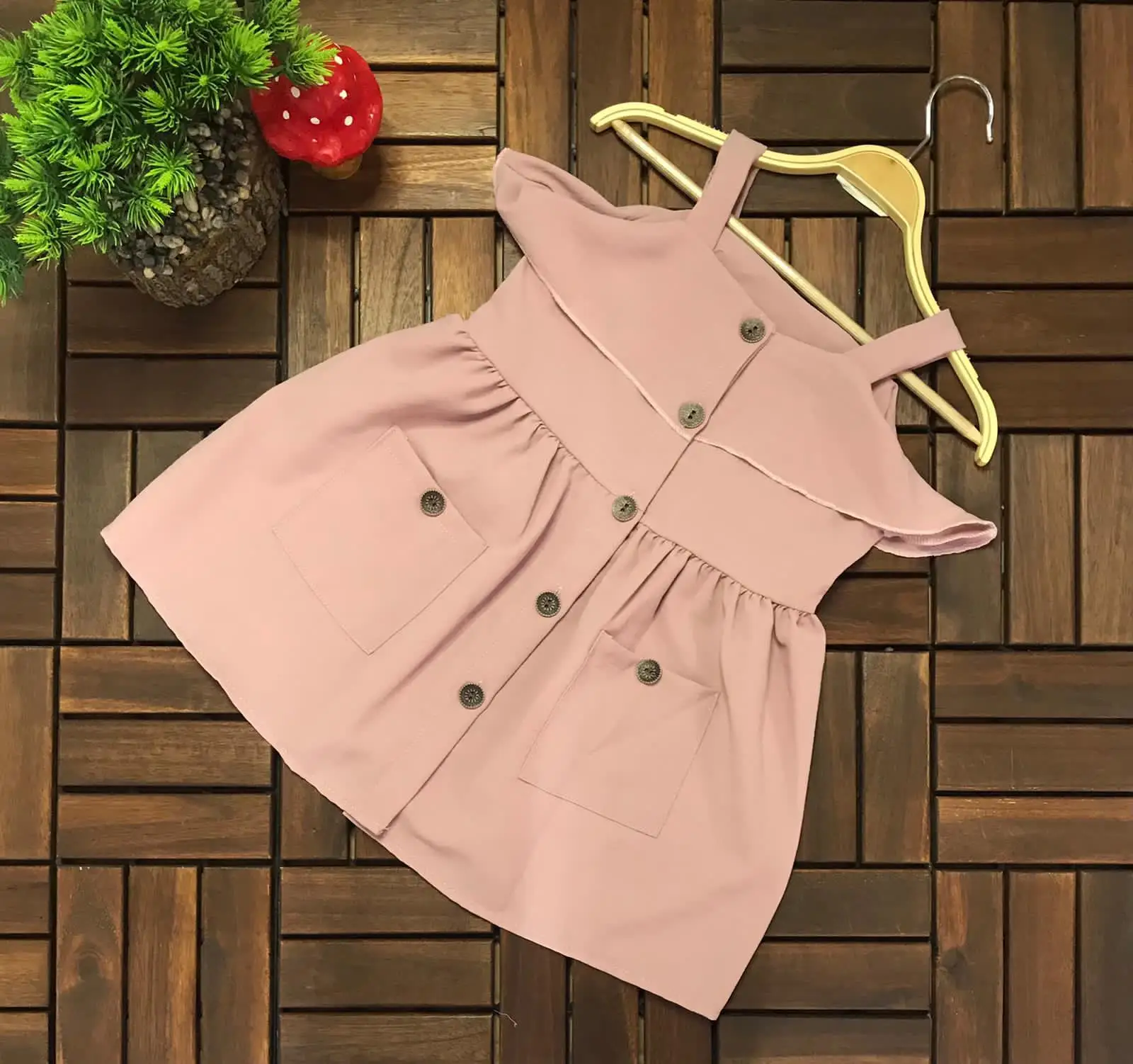

HANGING RUFFLED BUTTONED GIRL DRESS