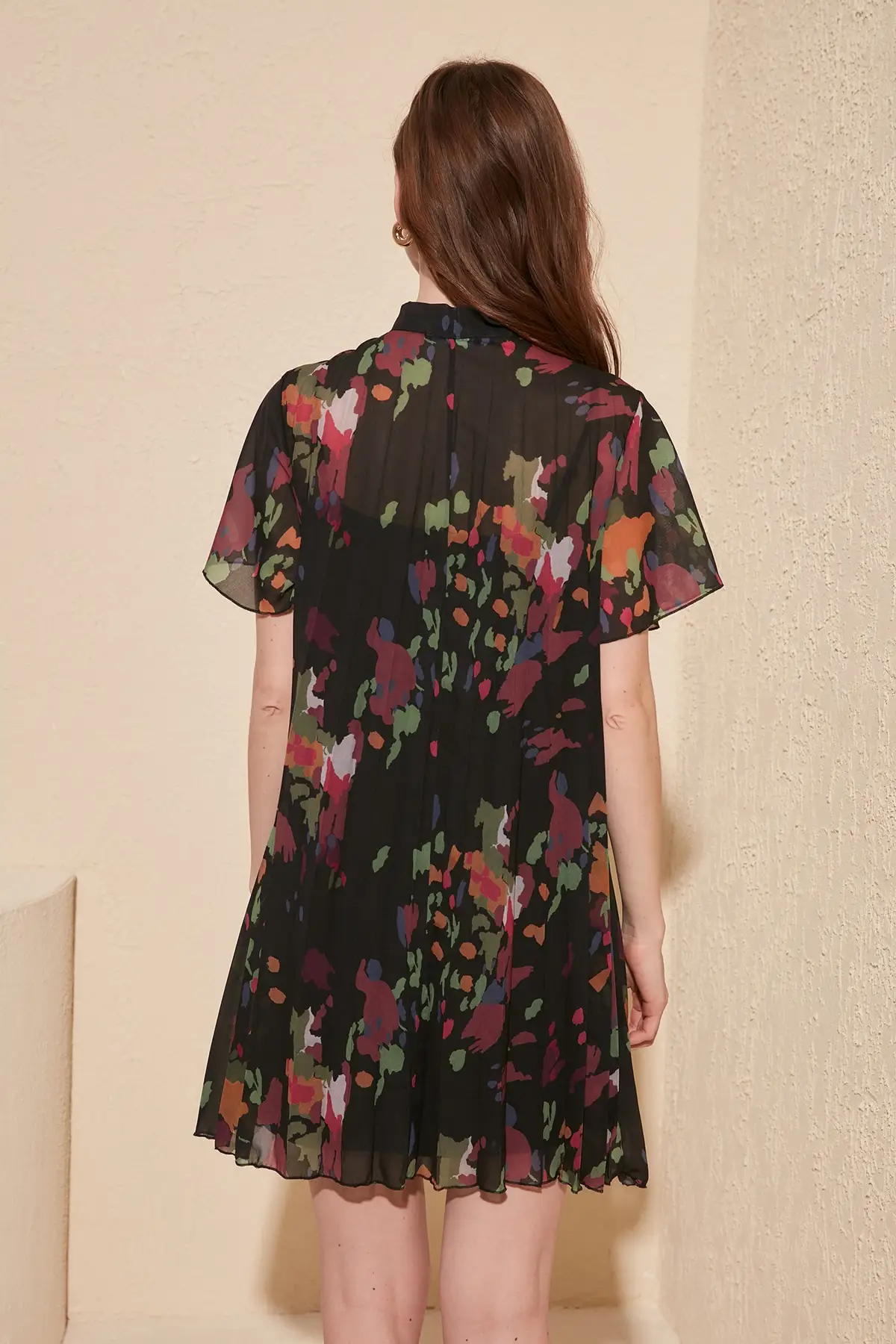 Черное плиссированное платье с воротником шарфом Trendyol TWOSS19EH0186|Женские платья| |