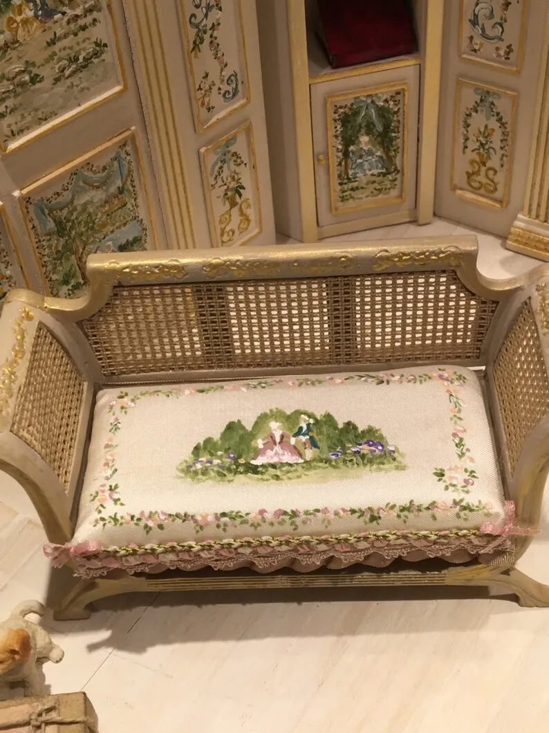 Двойной классический диван с ручной росписью и обивкой из шелка. Масштаб: 1 12 |