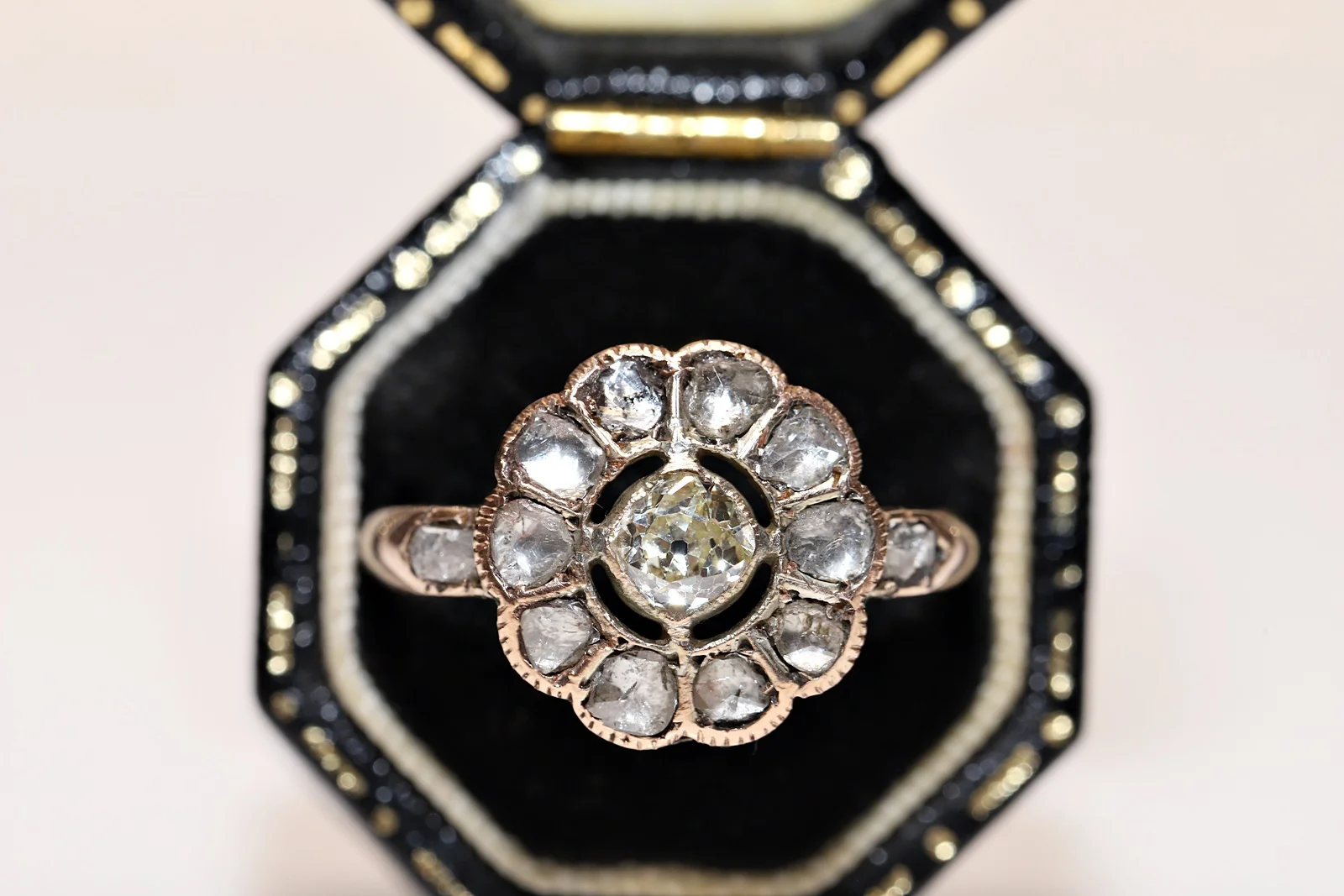 

Оригинальное кольцо в античном викторианском стиле из 10 карат золота с естественной искусственностью и бриллиантами в виде Розы