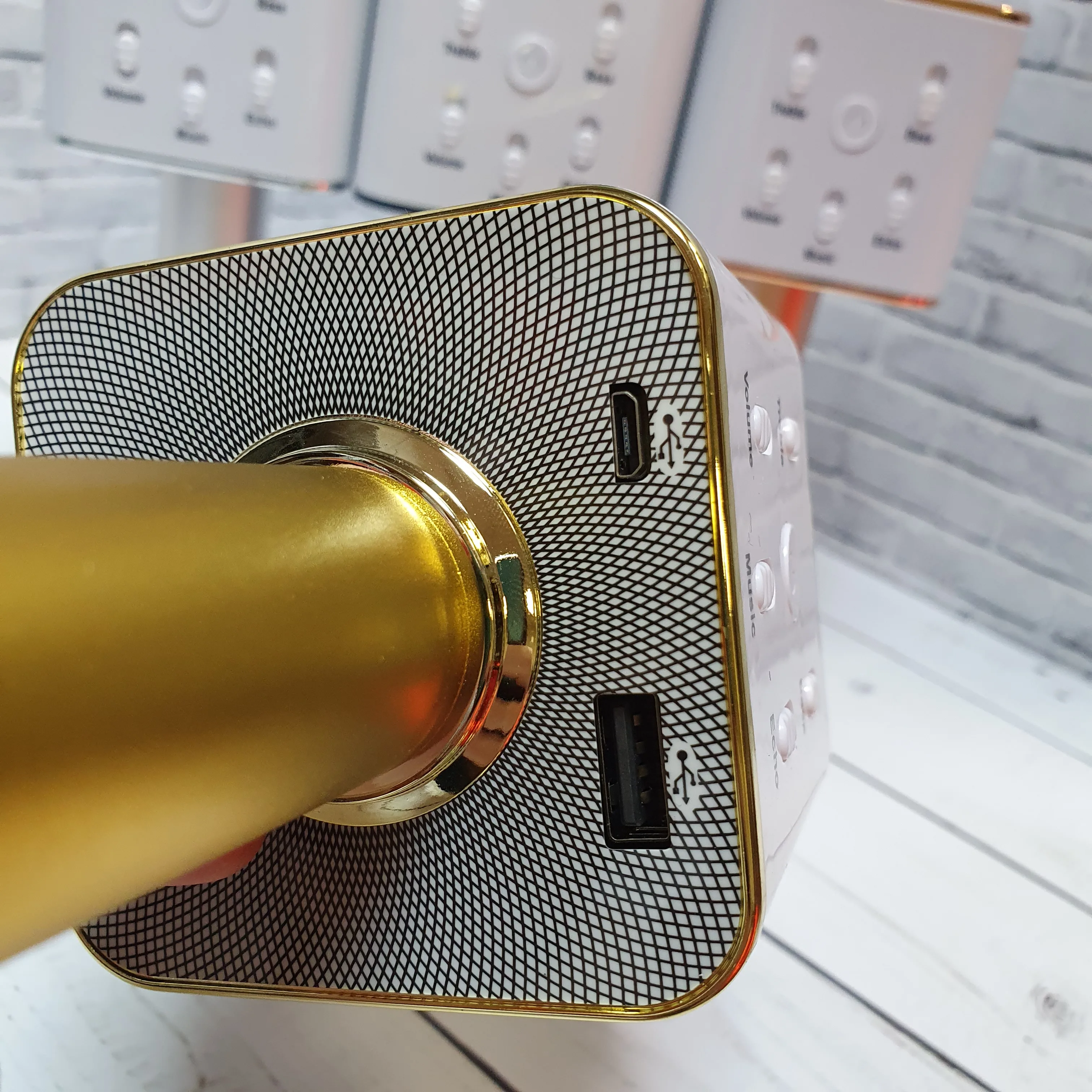 Беспроводной караоке микрофон колонка 2 в 1 блютуз с сумкой Q7 | Электроника