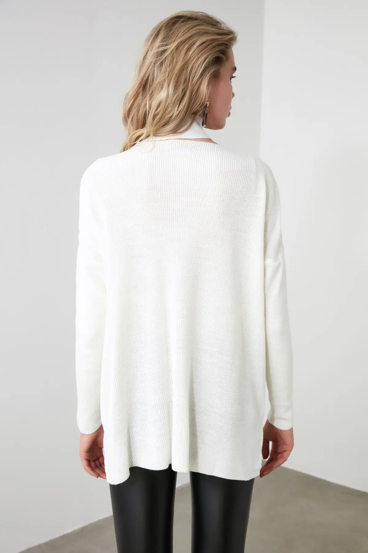 

Trendyol Cut Out Detail Knitwear Sweater TWOAW20KZ0223