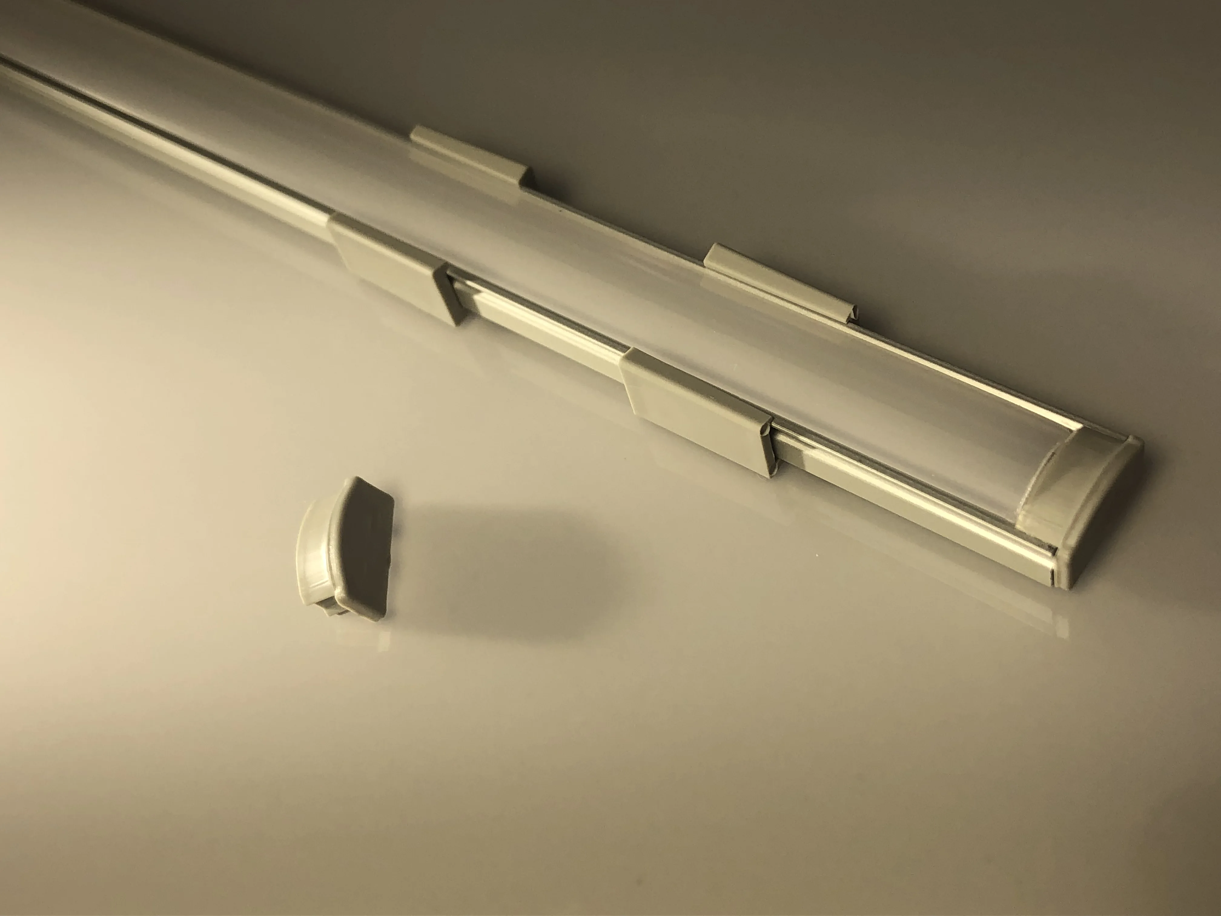 Профиль алюминиевый для светодиодной ленты накладной 7х16мм в комплекте с