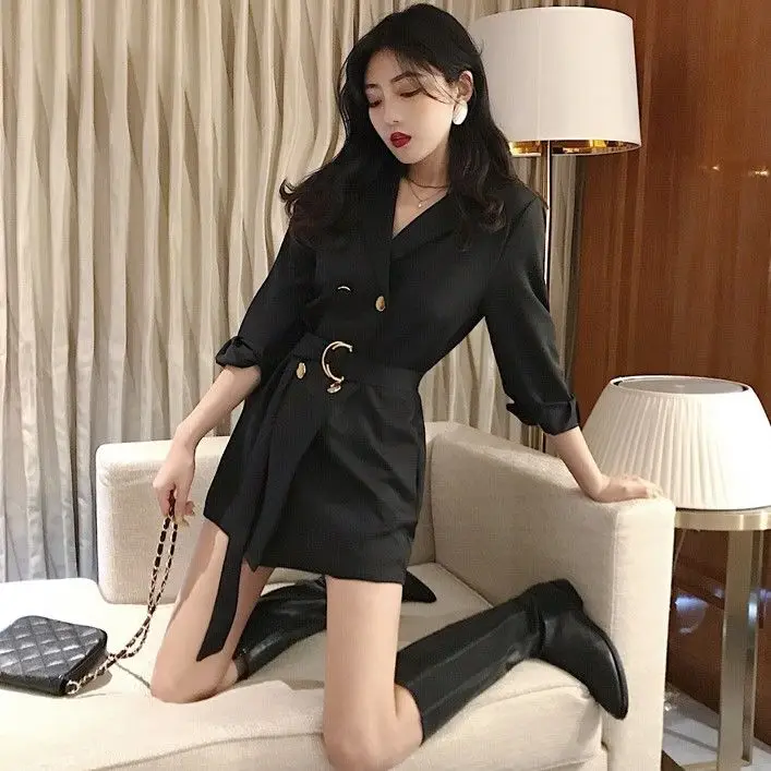 Женский костюм средней длины двубортное пальто-поло с поясом на завязках блузка