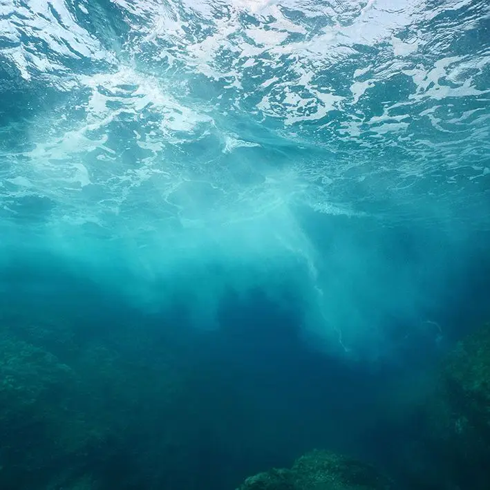 Занавеска для душа волна ломающаяся на скале вид под водой Средиземноморское