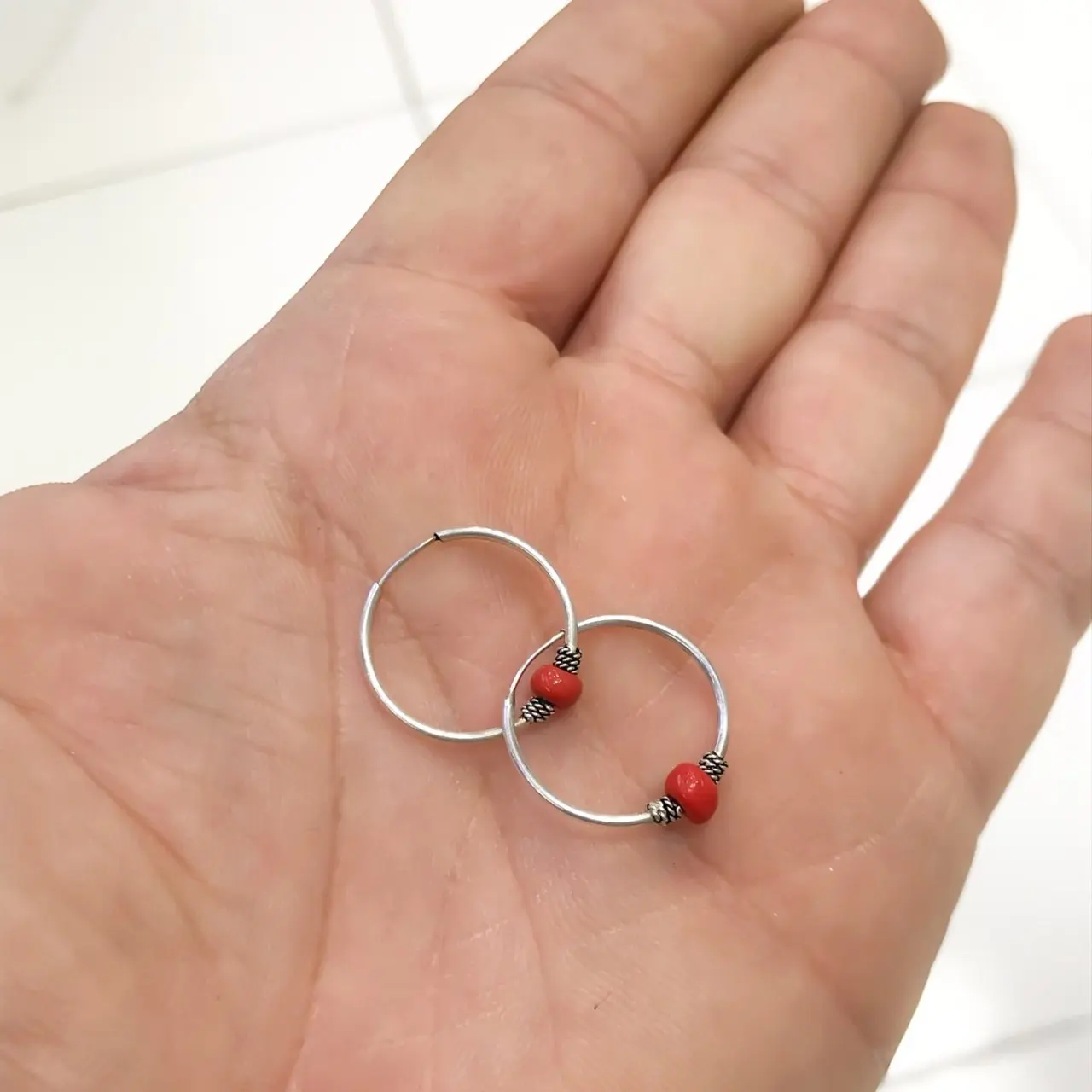 Красные бусины 18 мм серебряные спортивные кольца серьги|Серьги-клипсы| |