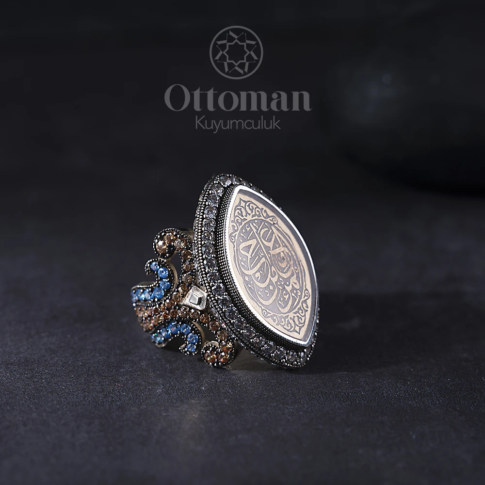 

As I Thought, the New Model is decorated with citrine and blue topaz stones in the form of shuttles