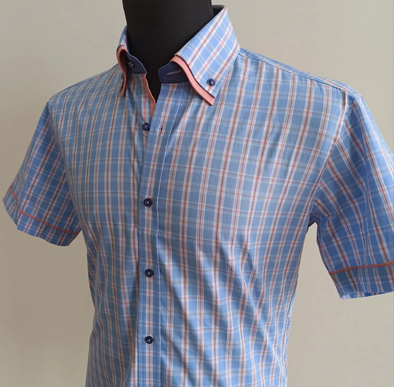 Мужская летняя рубашка с коротким рукавом в клетку. Men's summer shirt with short sleeves in a cage.
