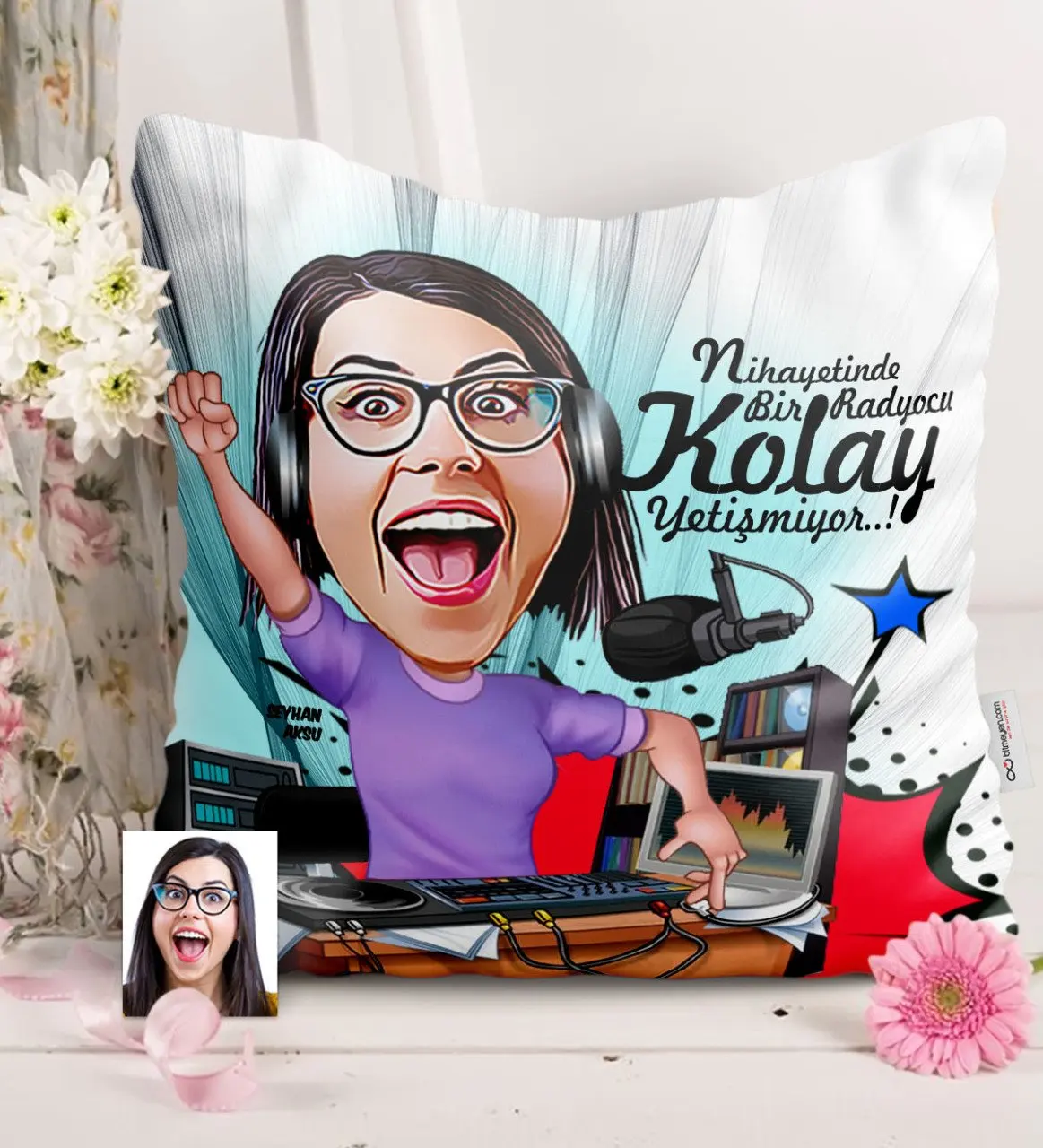 

Персонализированная Женская радиовещательная карикатура атласной подушки-1