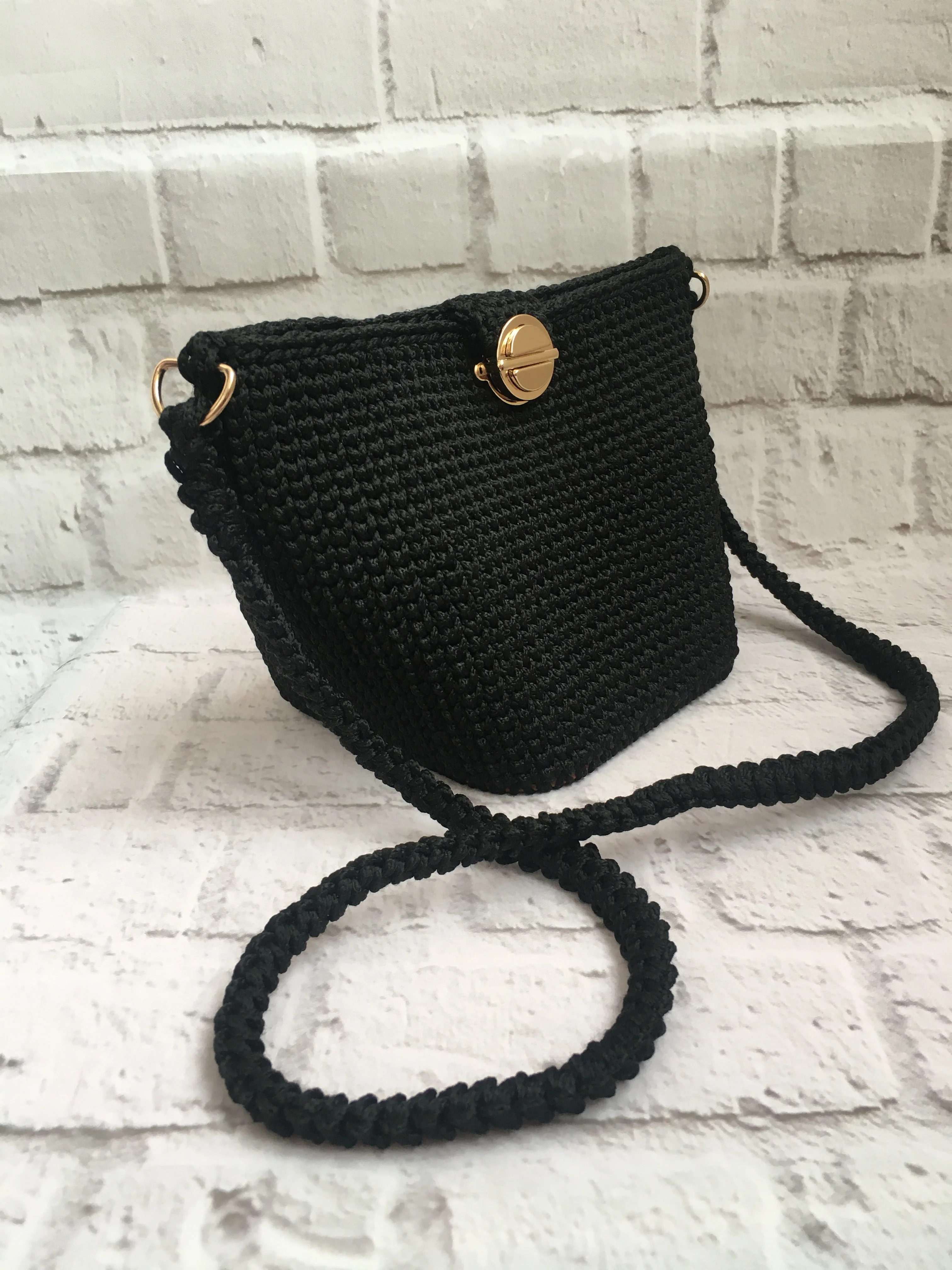 Сумка вязаная для прогулок и праздников на плечо с деревянным дном Вилора VI286 |