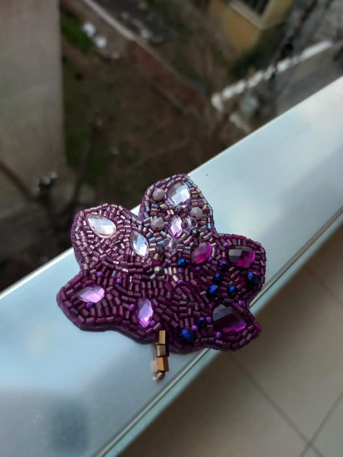 

Purple Sycamore Leaf Brooch Crystal Bead Handcrafted Stylish Appearance Size: 8 * 8 Cm Jacket, Perfect Brooch That Can Be Attach