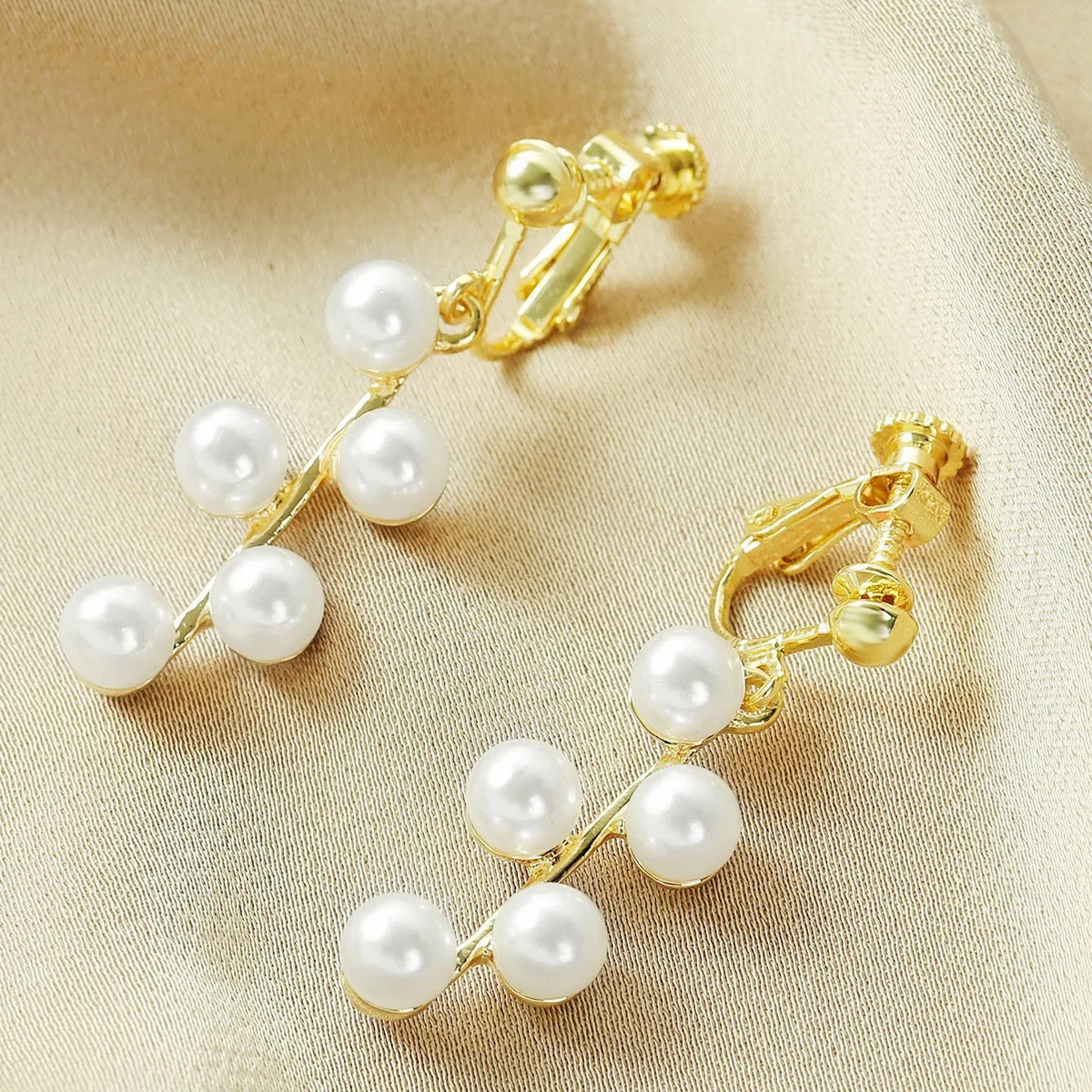 

2022 Vintage Elegant Pearl Ear Clip Gold Color Pearl Grape Earrings Hollow Jewelry Non-Piercing Ear Cuff Clip Earrings For Women
