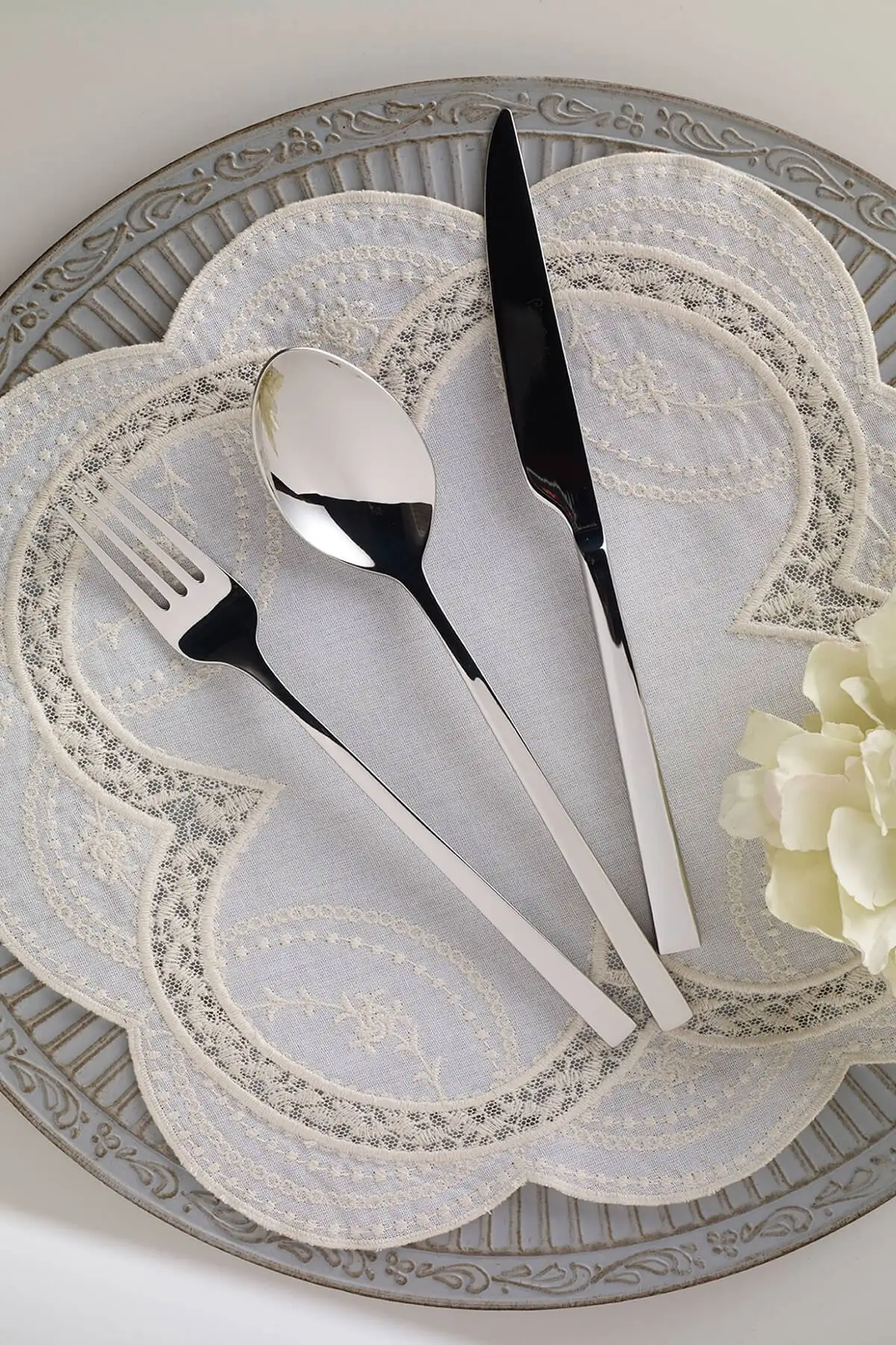 

Pierre Cardin 89 Piece Mars Mirror Cutlery Set