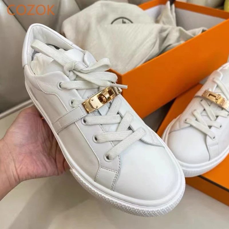 

Кроссовки женские теннисные на плоской подошве, модные брендовые повседневные теннисные кеды с круглым носком, на шнуровке, с металлическо...