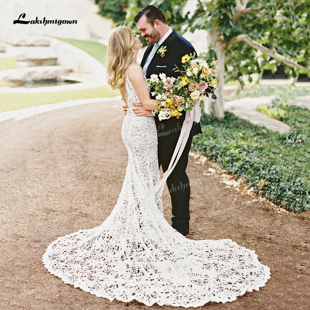 

Boho Charming Lace Sheath Wedding Dresses Sexy V-Neck Sleeveless Backless Sweep/Brush Train Bride Gowns Pleats Spaghetti Straps