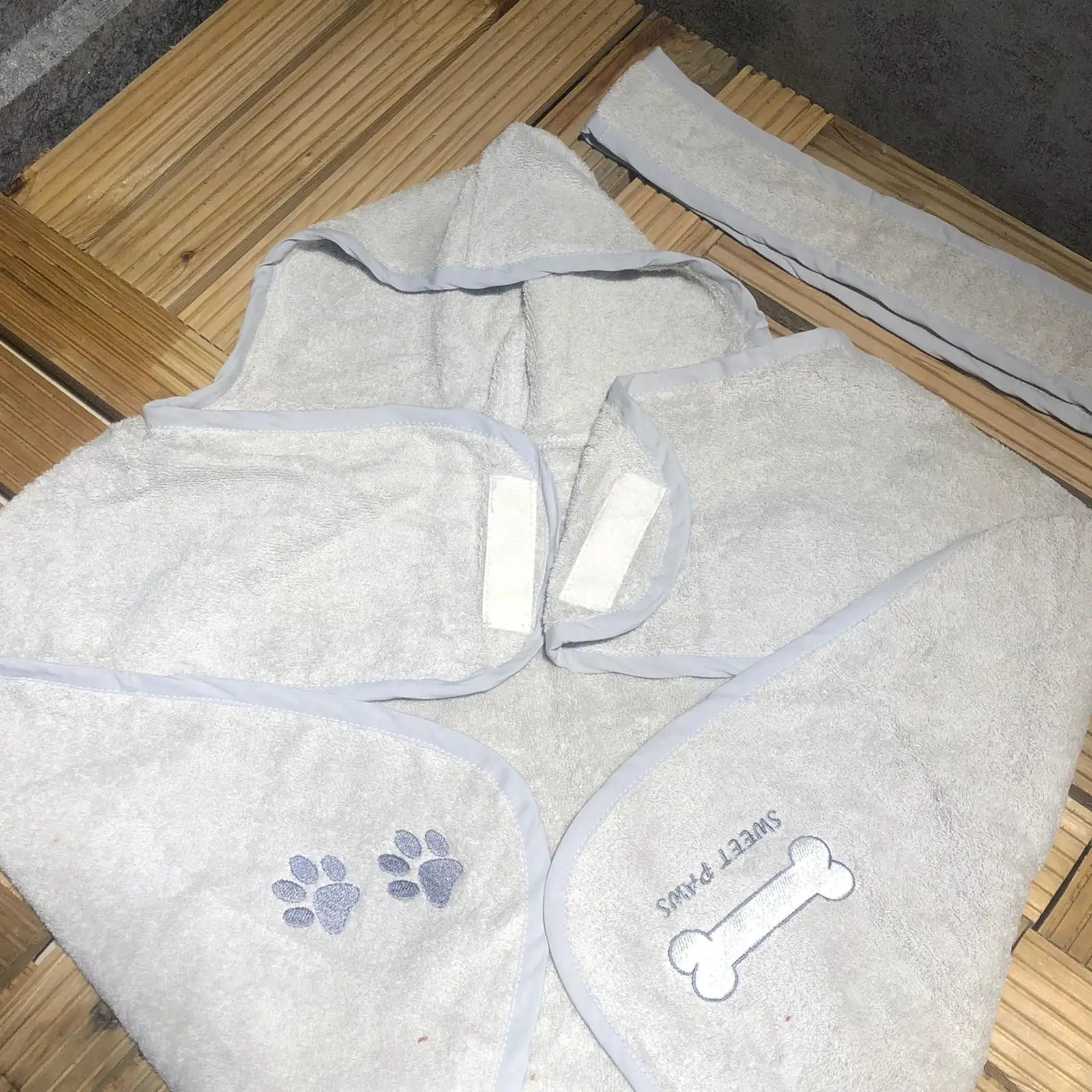 

2021 Top Desing Fashion Hot Sales Pet Towel Soft Dog Bath Accessories Drying Cleaning Supplies Brand Paw Strong Absorbing Water