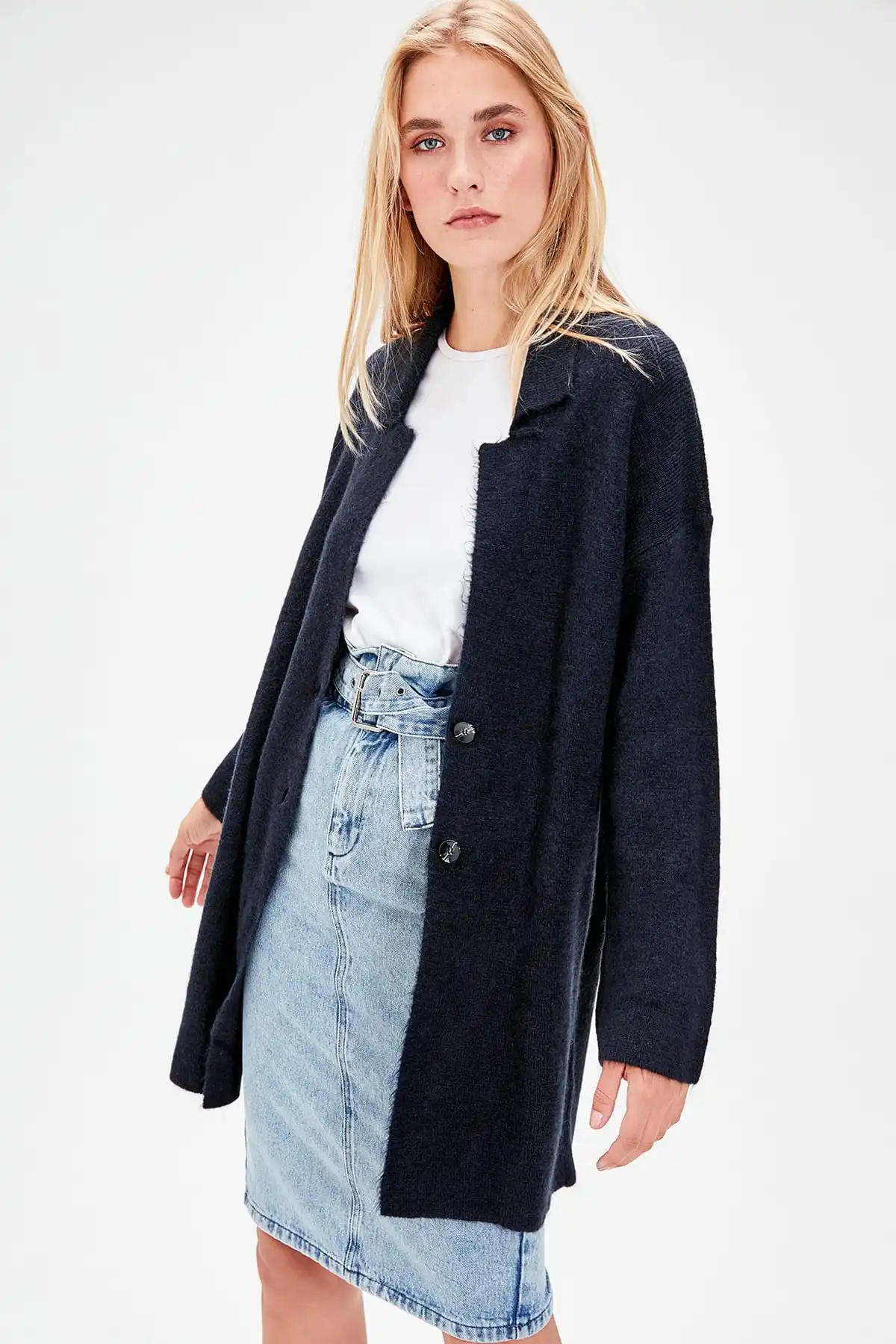 Женский трикотажный кардиган Trendyol на кнопках темно синего цвета TWOAW20NV0028| |