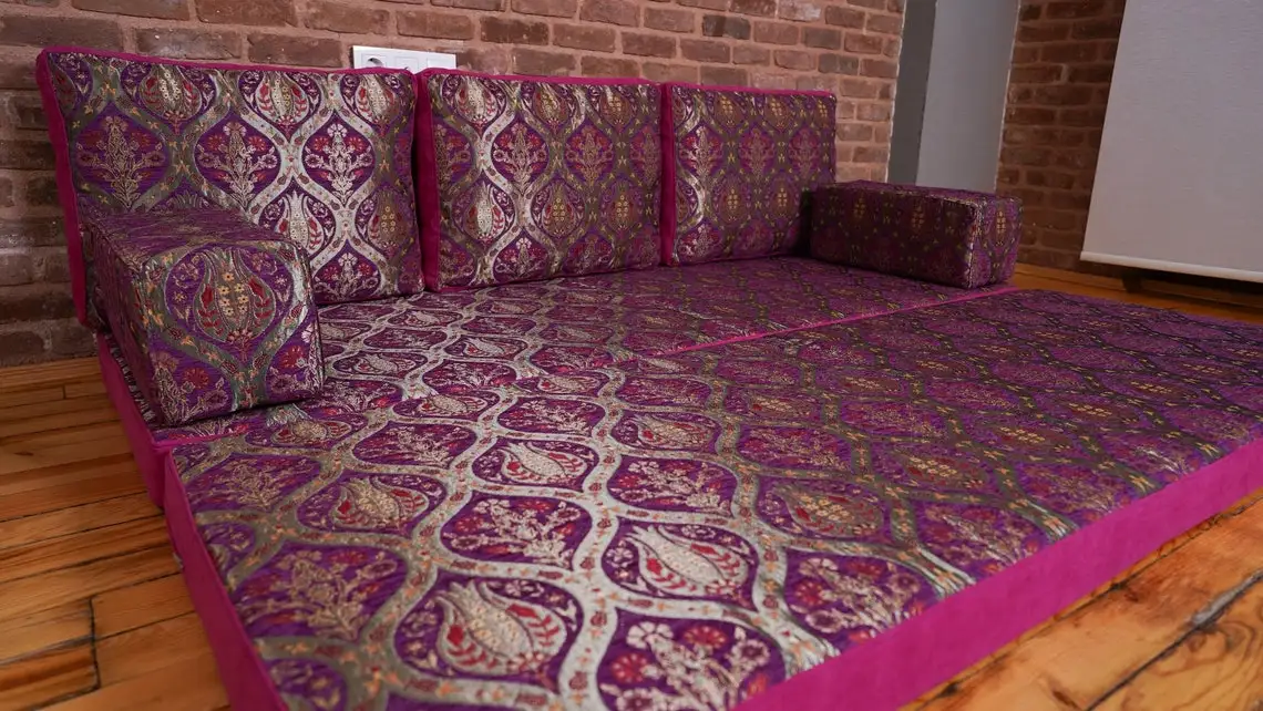Juego de sofá rosa de lujo, Majlis Jalsa árabe, cojines de suelo, sofá de suelo, sofás de jardín, sofá estampado tradicional