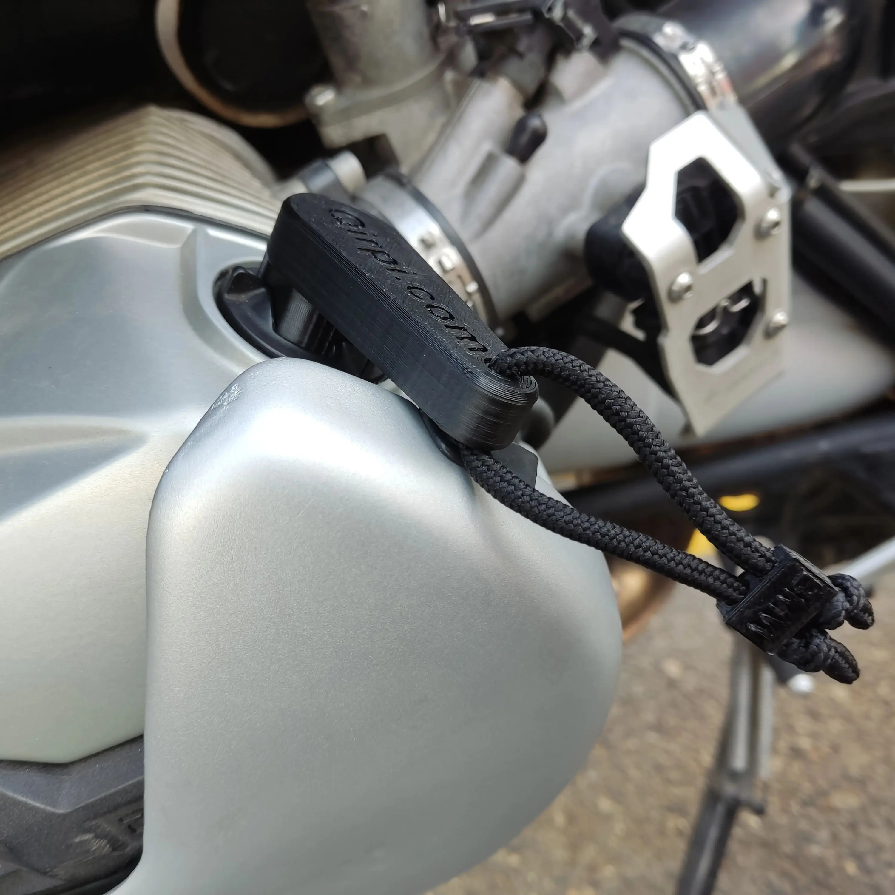 

Ключ для отключения масляного фильтра двигателя BMW GS1200 черного цвета