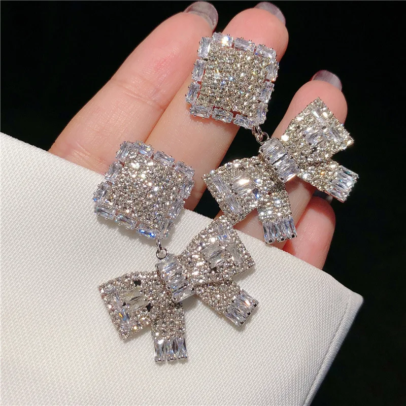 

Женские серебряные серьги-гвоздики с инкрустированными кристаллами