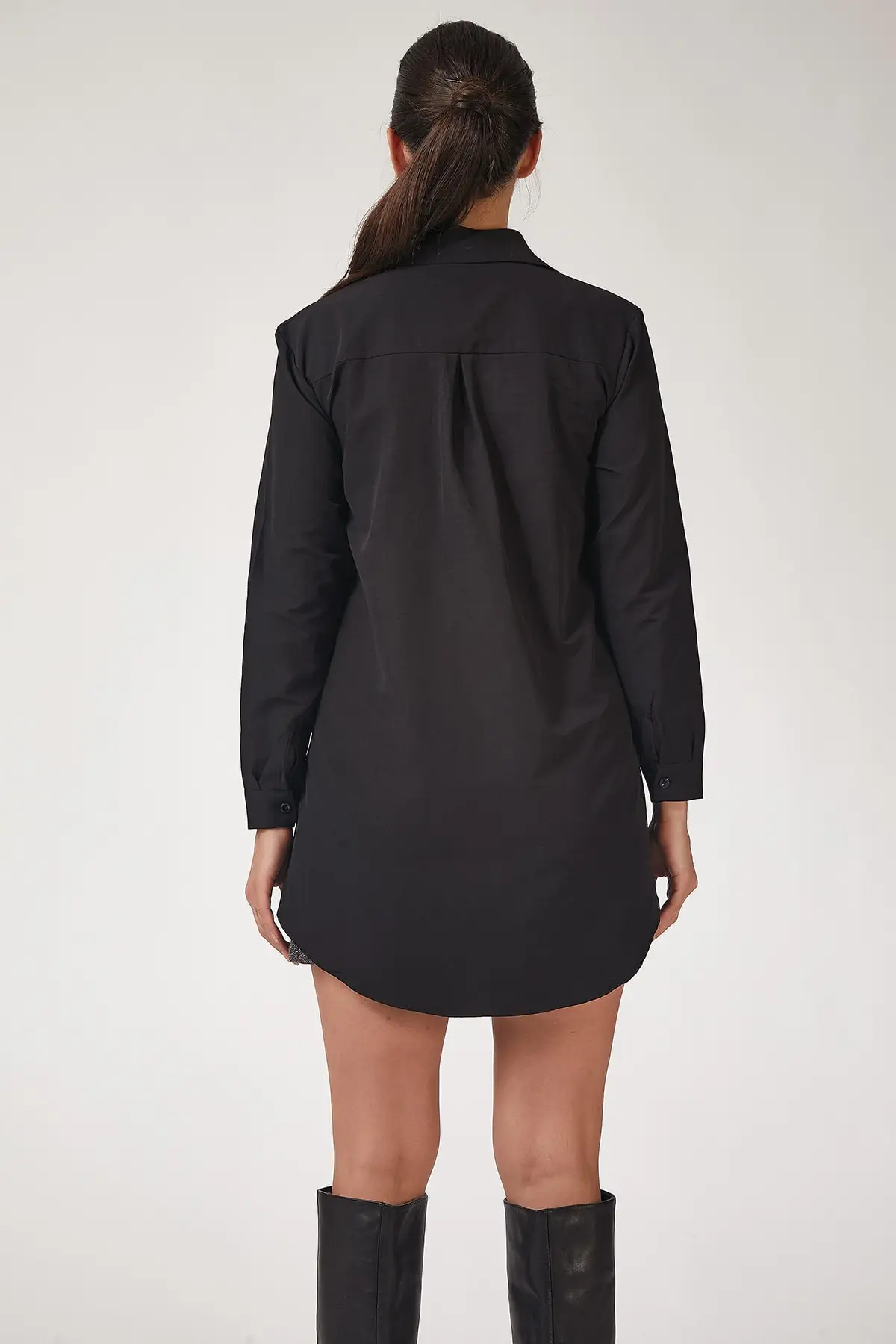 

WOMEN LONG BOYFRIEND POPLIN SHIRT NEW SEASON CHIC AND SUITABLE FOR EVERY COMBINATION IT HAS A VERY GOOD STYLE