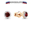 Серьги тренд 2022 NOVOZOLOTO гвоздики пусеты, серебро подлинное 925 пробы производство Россия, гранат, покрытие золото, оригинал