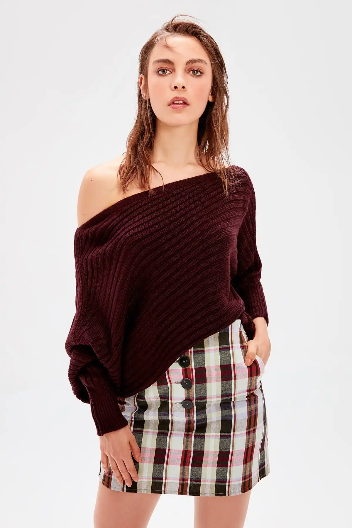 Женский трикотажный свитер Trendyol коричневый на одно плечо |