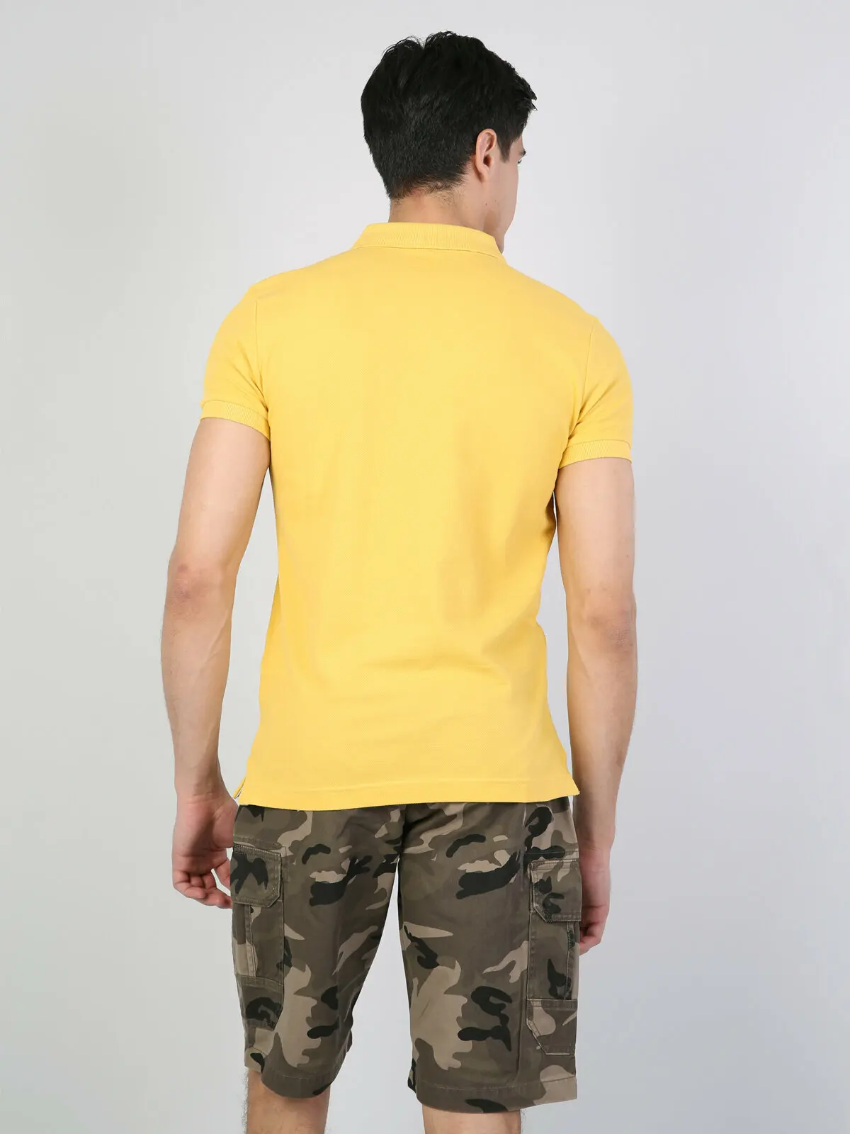 Мужская приталенная рубашка-поло Colins желтая с коротким рукавом мужская CLTKTMPTS0244260