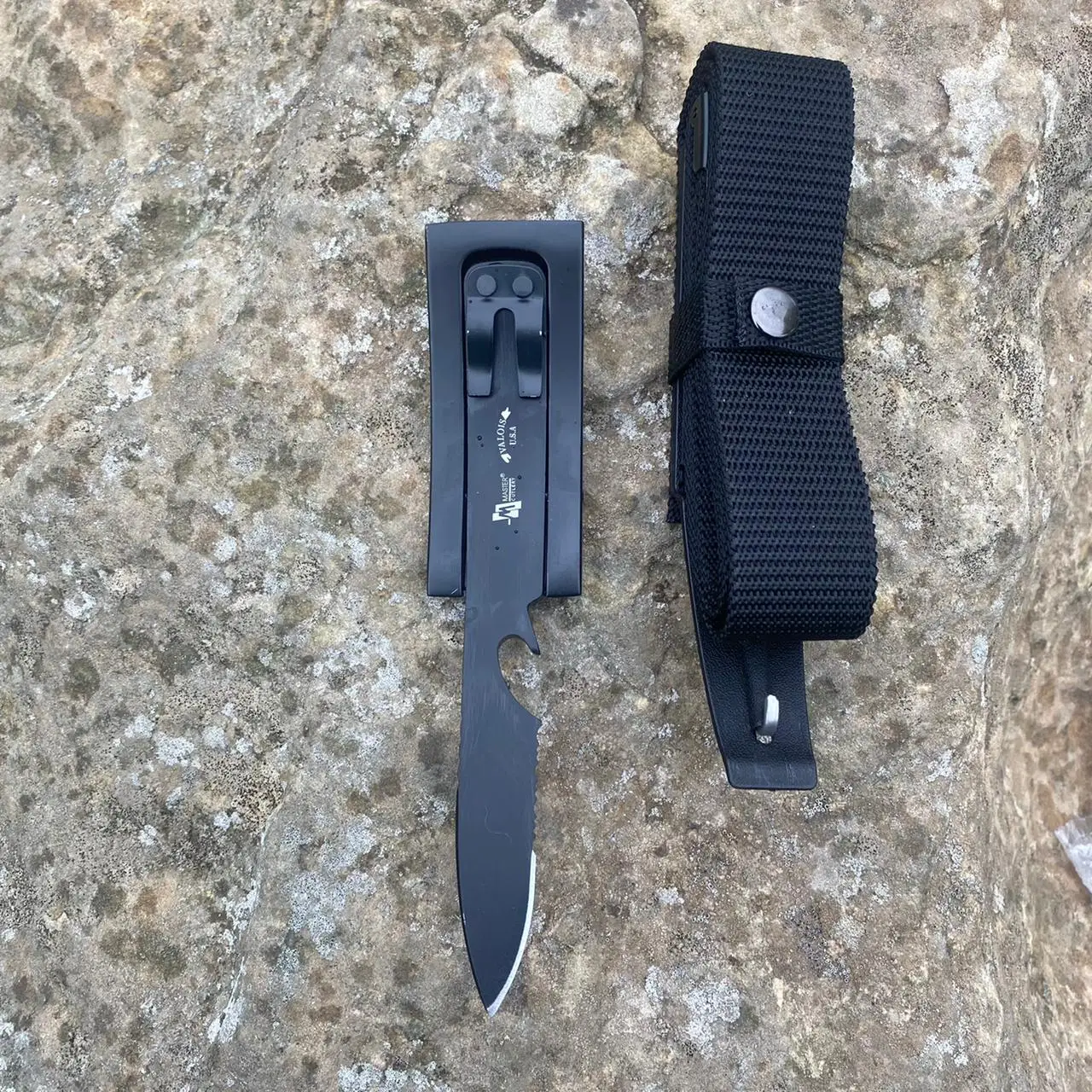 Belt with a knife-buckle for hidden wearing knife |