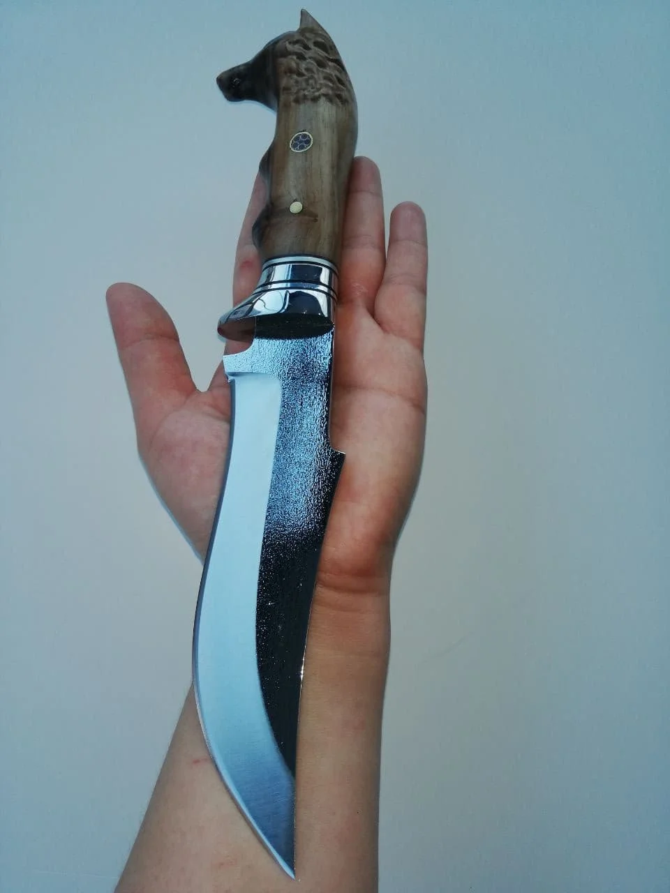 Нож ручной работы из кованой стали с гравировкой головы волка рукоятка ореха