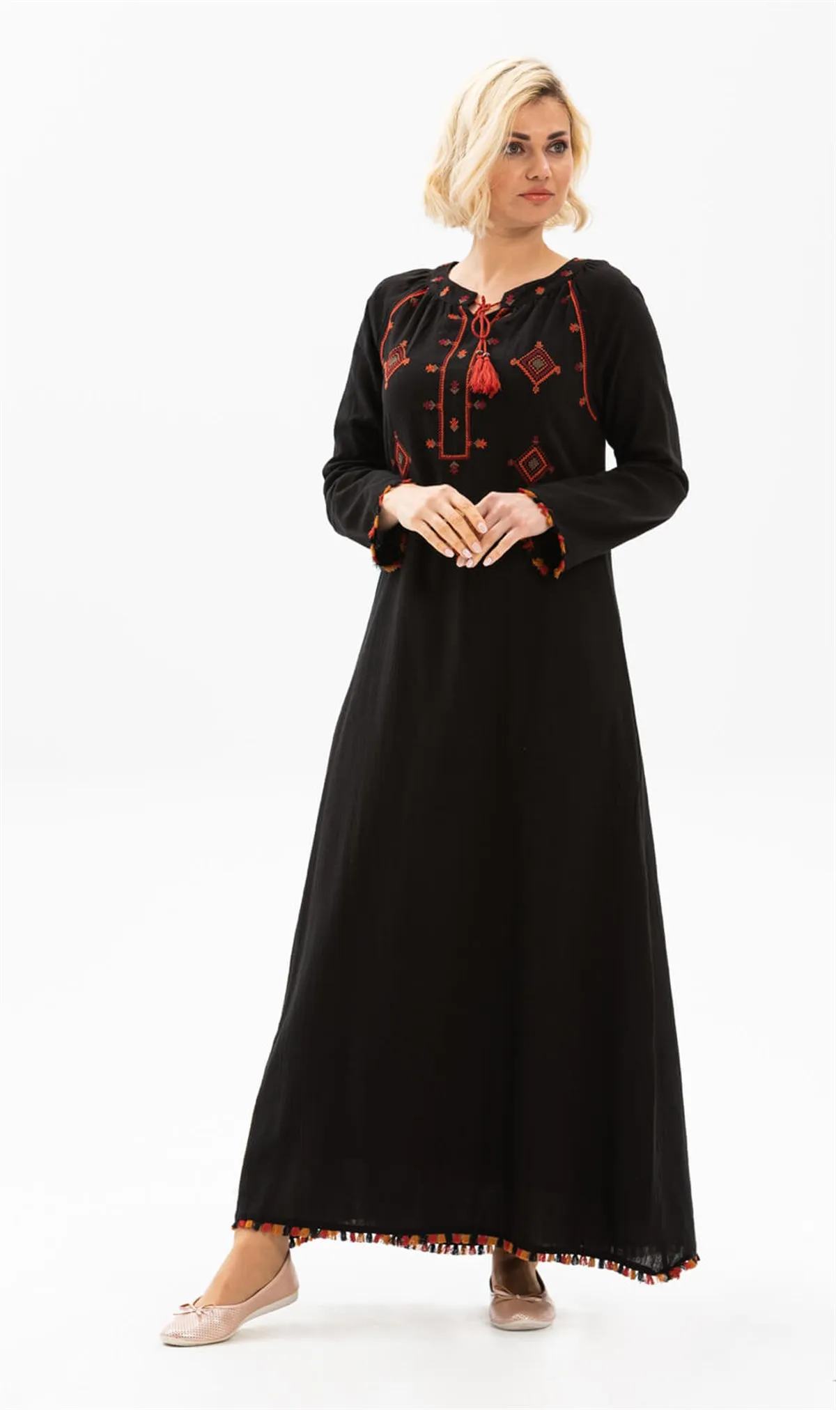 Платье черное с длинным рукавом, воротником-бахромой и кисточками