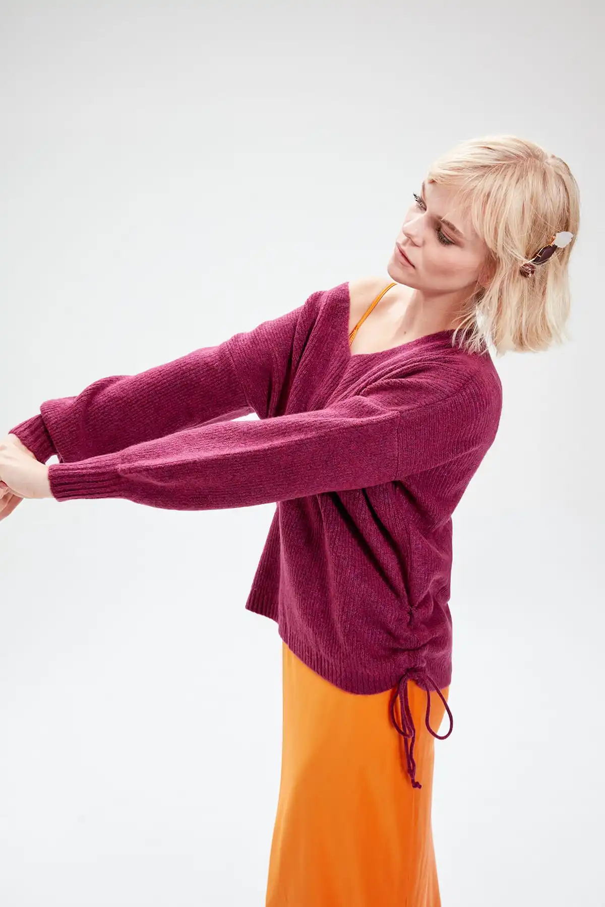 Женский свитер с треугольным вырезом Trendyol красный трикотажный TWOAW20XS0030 |