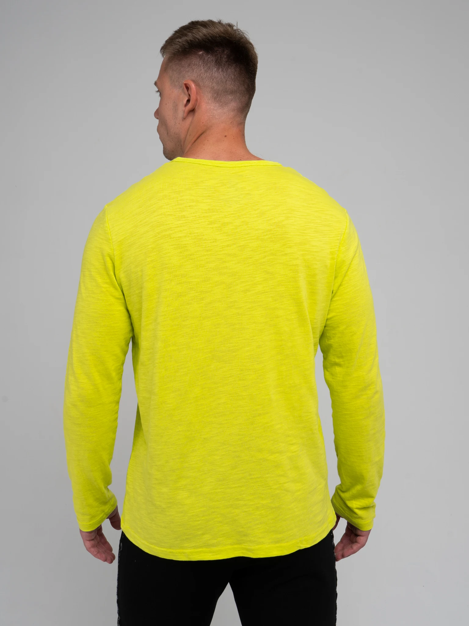 Лонгслив Великоросс салатового цвета с V вырезом|Мужские футболки| |