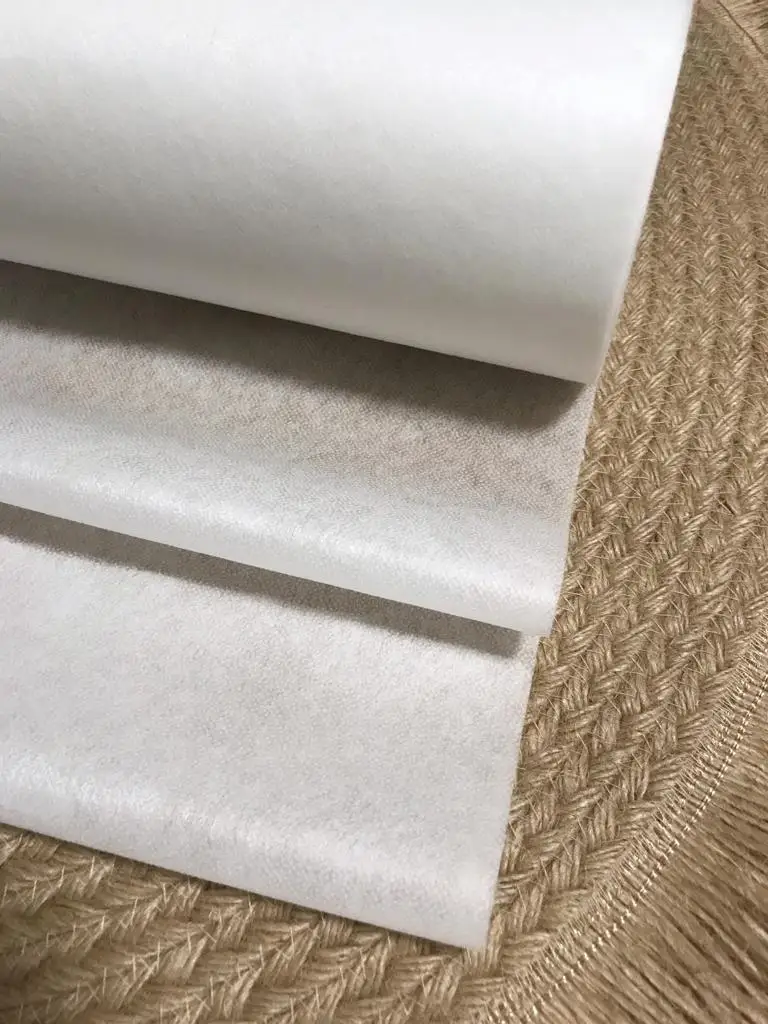 Флизелин клеевой односторонний. Нетканый материал плотность 35 г/м шириной 90 см.