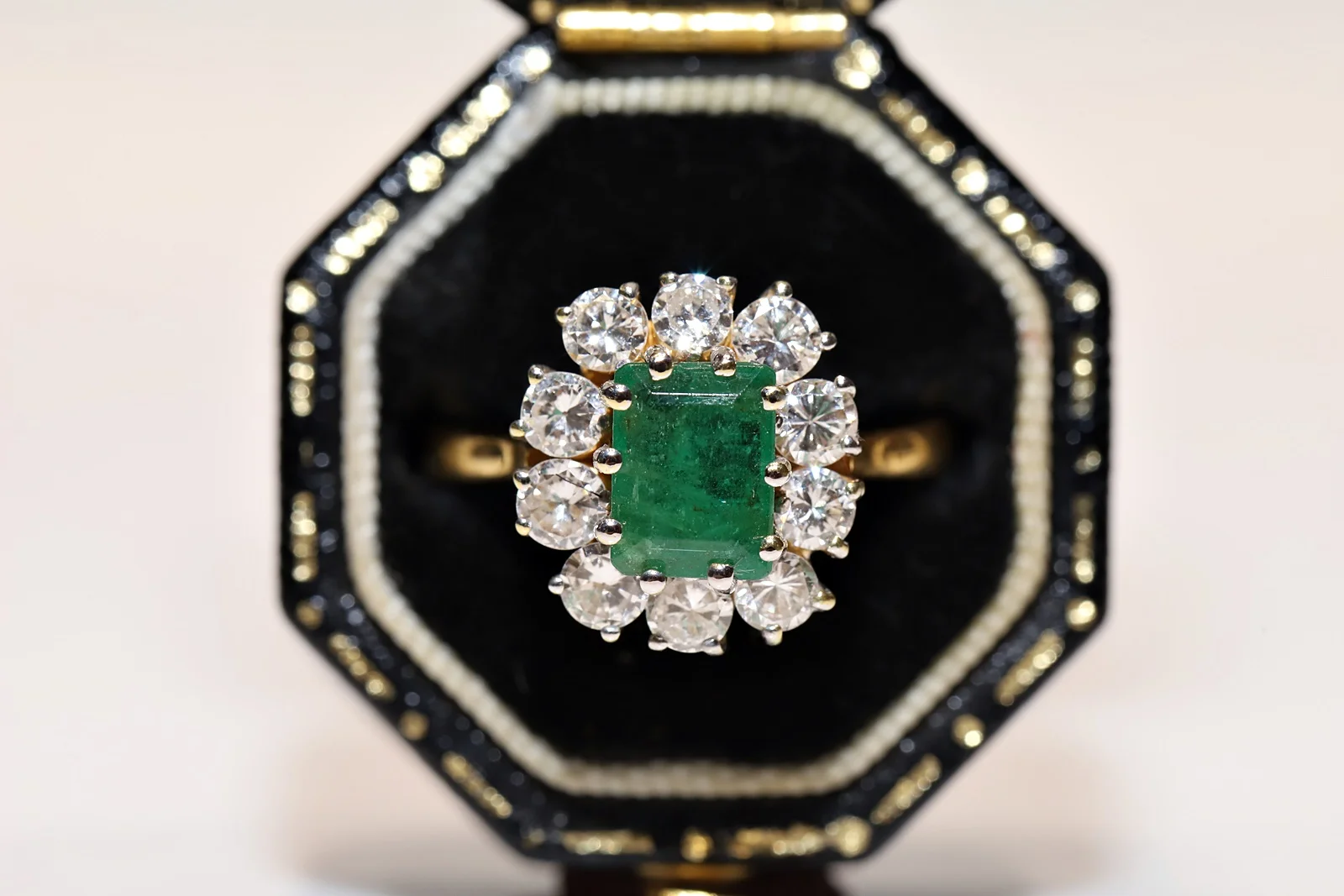 

Perfect Vintage Original 18k Gold Natural Diamond And Emerald Decorated Pretty Ring