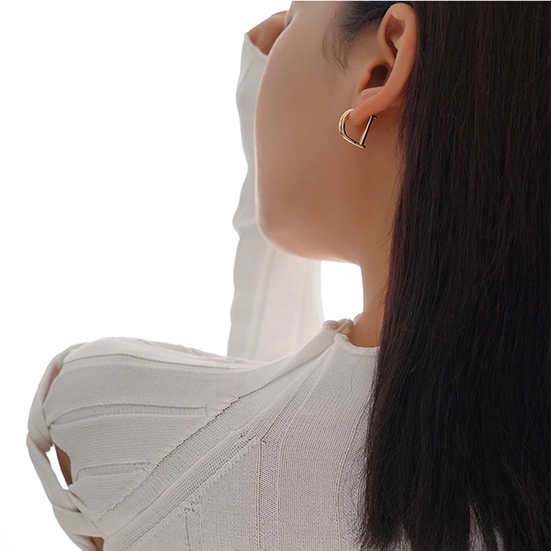 

2022 New Classic Letter D Metal Stud Earrings for Women Fashion Korean Jewelry Temperament Women Girls Daily Wear Earrings Gift