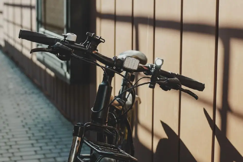 Купить Светодиодный фонарь Armytek Wizard С2 Pro XHP50.2 USB перезаряжаемый (F08701C/F08701W) + 18650 литий-ионный аккумулятор + крепление для велосипеда в комплекте